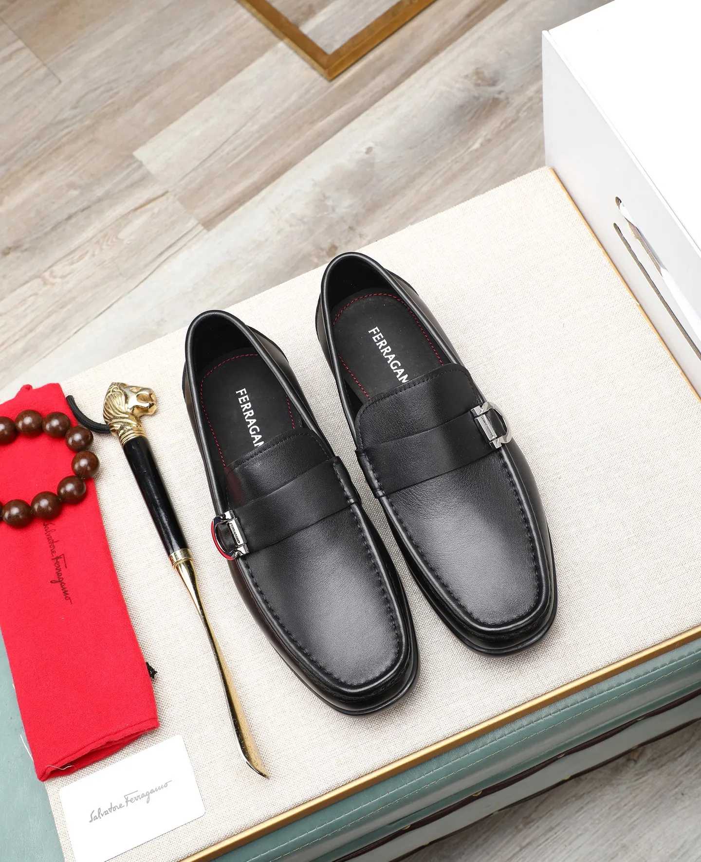 Men's clothing and shoes 💰700📛📛High-end goods! Salvatore Ferragamo is the world's top luxury footwear brand. It comes from Italy, the kingdom of fashion. It is famous all over the world for its traditional handmade design and novel styles... 🚶🏻🚶🏻 Top-quality suit shoes are sold simultaneously at the counter. This style is purely handmade. The fabric is imported Italian calfskin➕soft water-dyed cowhide lining. Specially available with original deep rubber outsole🌀🌀Size: 38➖44